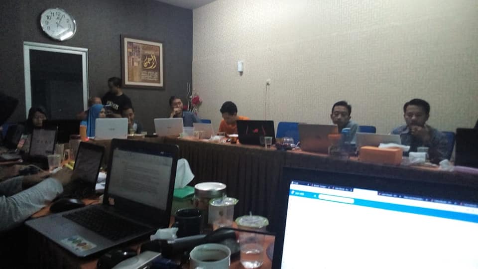 Suasana serius implementasi ERP di Yatim Mandiri