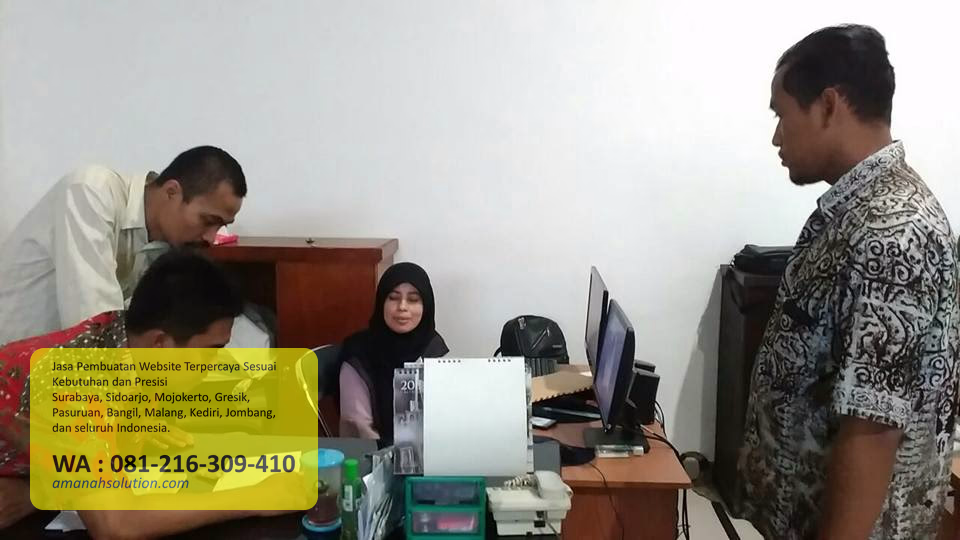 Diskusi tim DevSoftware mengenai jasa pengujian beban aplikasi dan solusi sistem