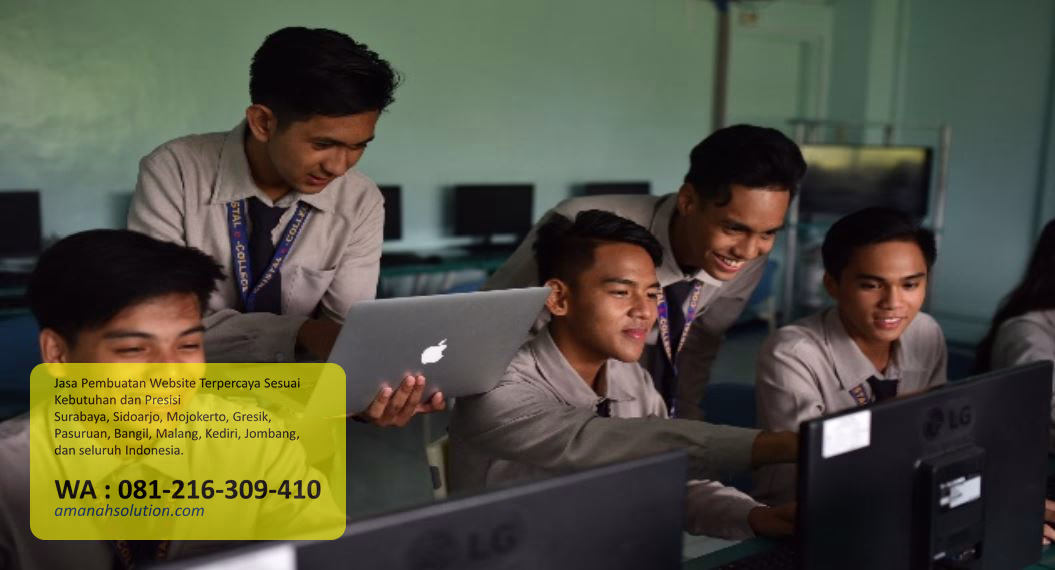 Ilustrasi diskusi tim engineering untuk audit source code software