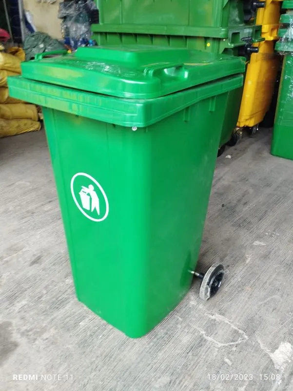 Detail roda bak sampah HDPE 240 Liter
