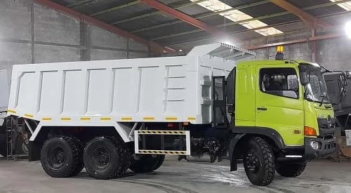 Proses fabrikasi karoseri Lube Truck di area workshop
