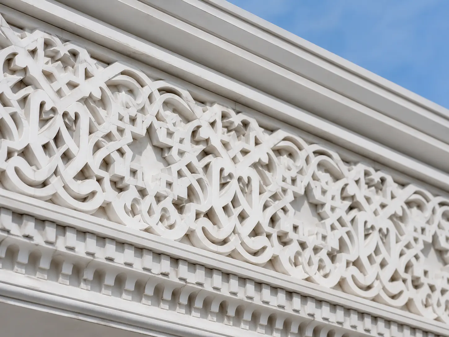 Detail arsitektur dengan pola geometris dekoratif