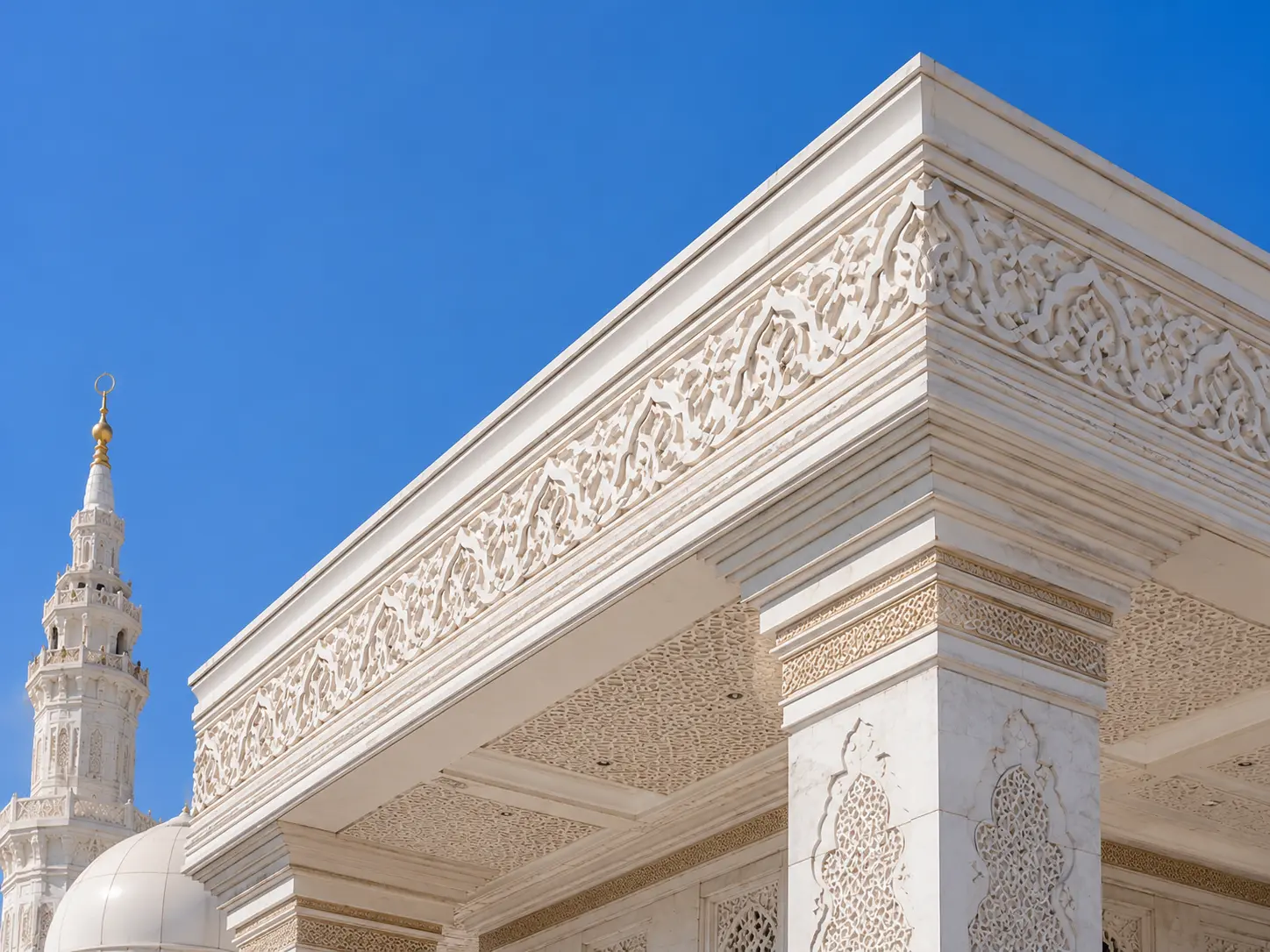 Arsitektur masjid dengan detail ornamen dekoratif