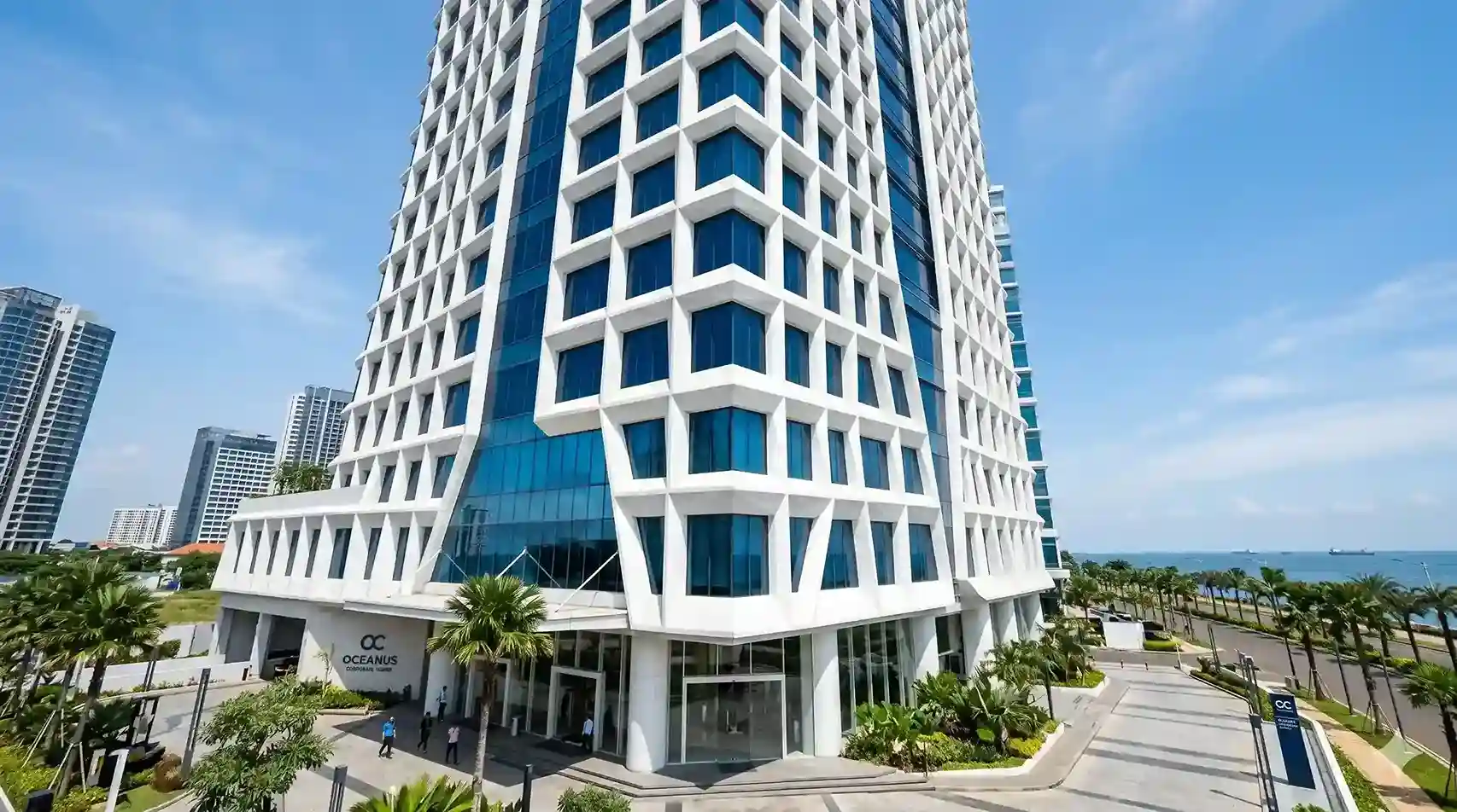 Jasa pasang cladding GRC gedung komersial PIK 2 dengan desain fasad 3 dimensi yang megah dan tahan korosi udara pesisir laut.