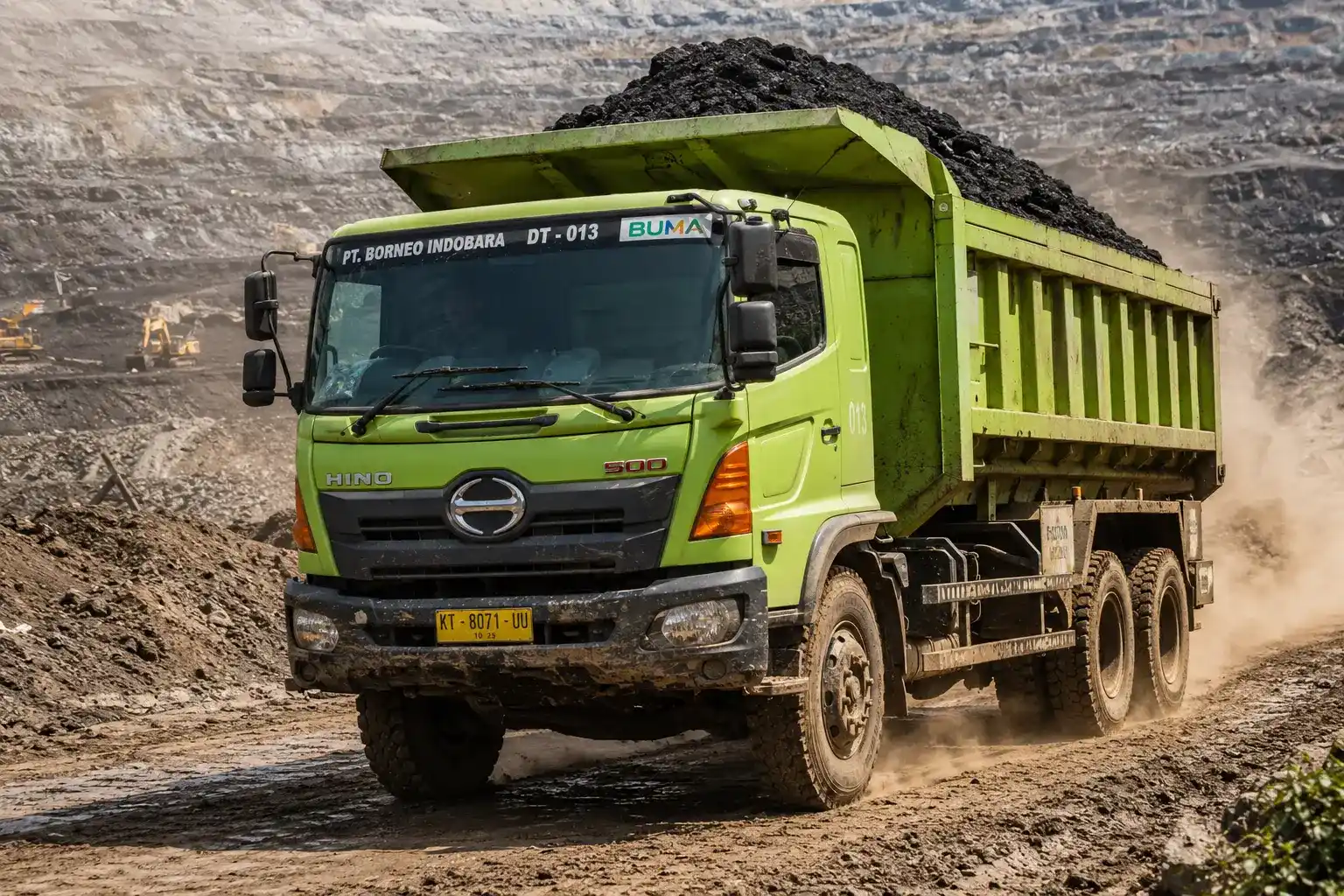 Armada truk dan alat berat siap beroperasi di lokasi proyek