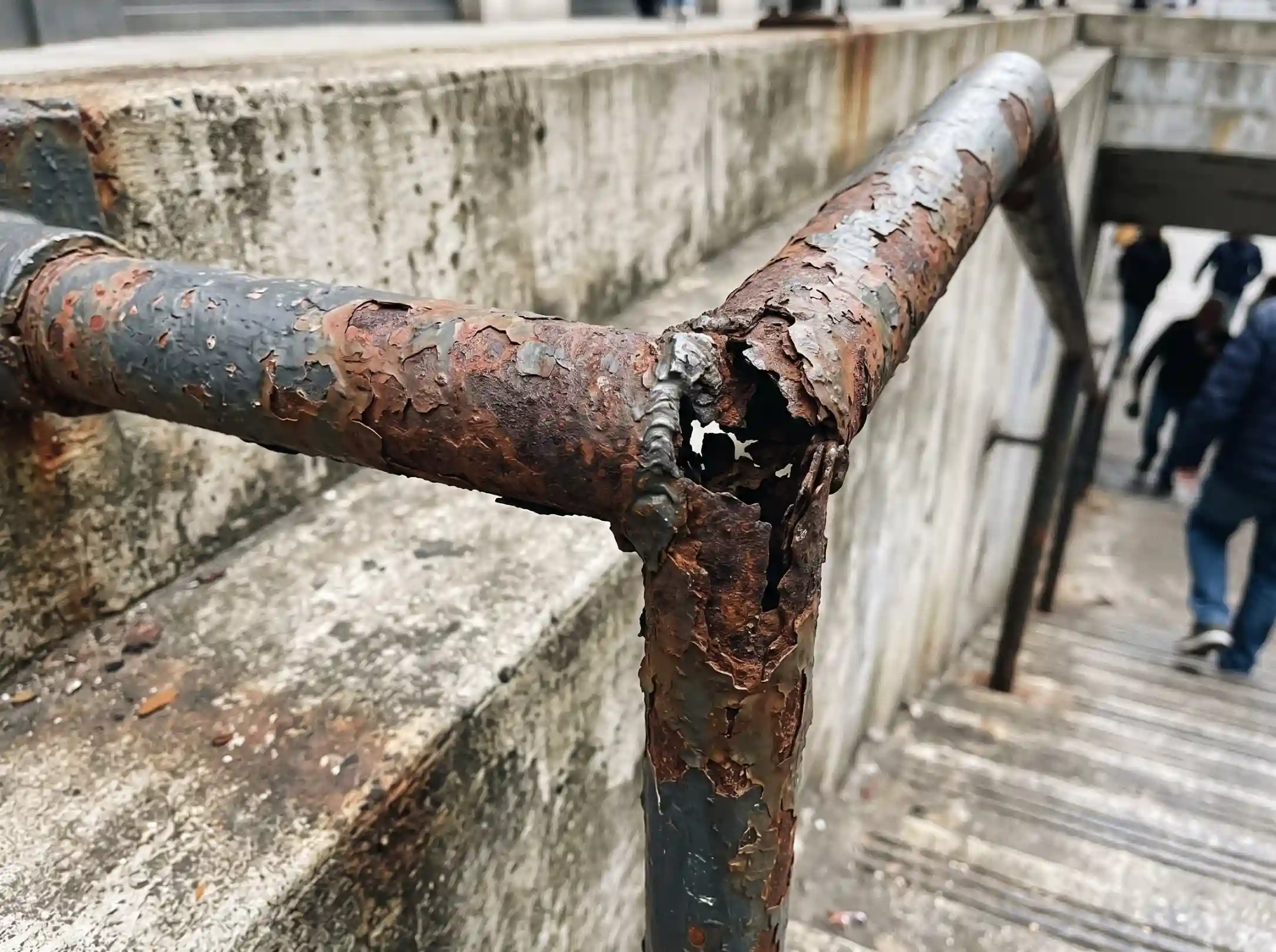 Risiko kecelakaan di tangga umum tanpa pegangan stainless yang layak