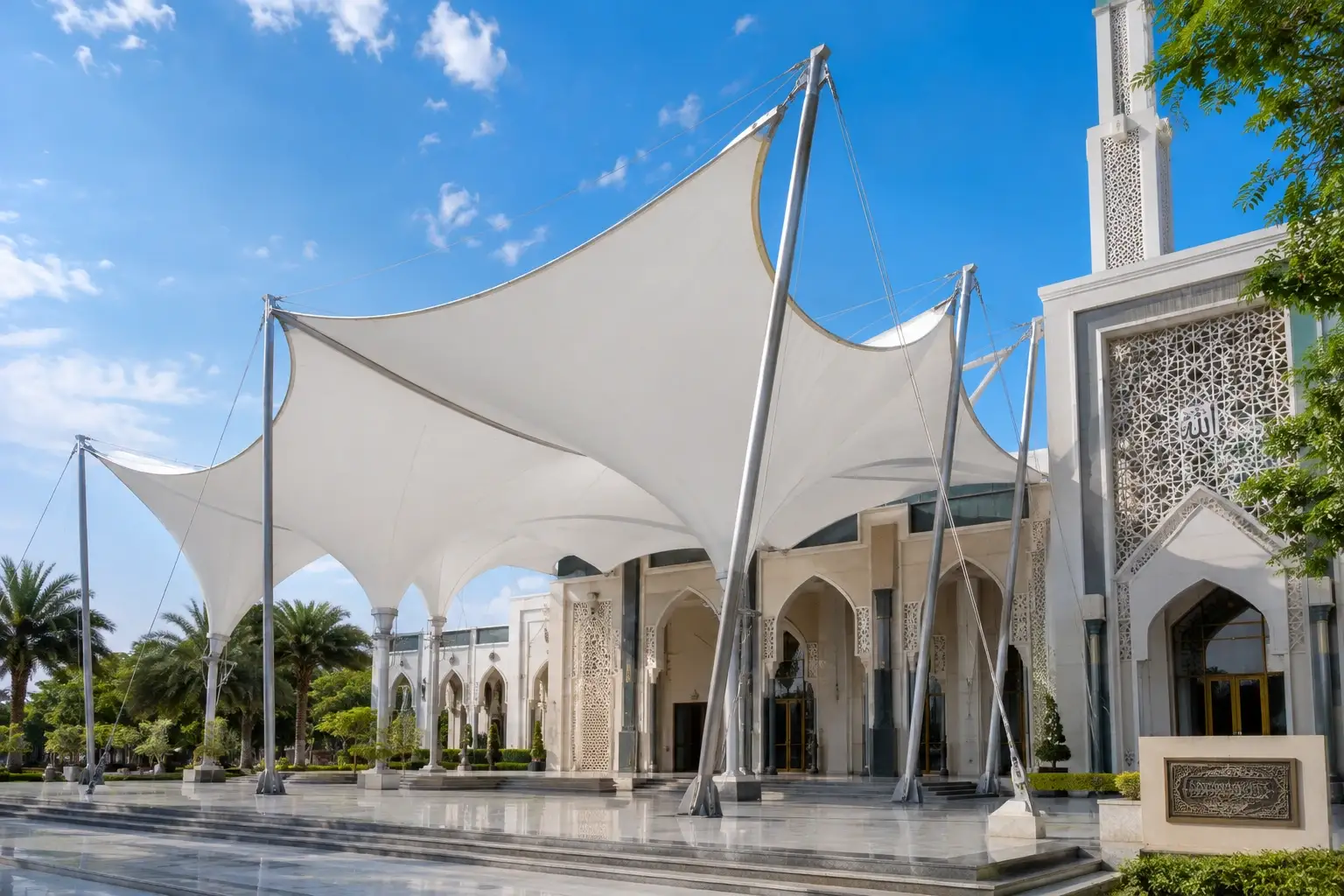 Referensi arsitektur masjid dan area pelataran untuk konsep atap membran