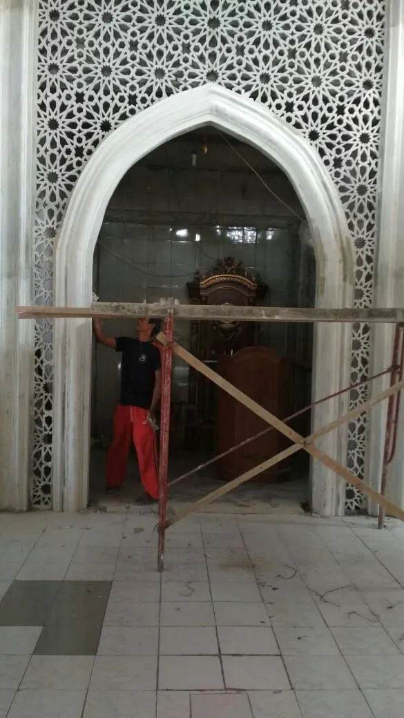 Mihrab GRC Kaligrafi Timbul